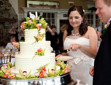 There is magic in a beautiful Wedding cake decorated with fresh flowers